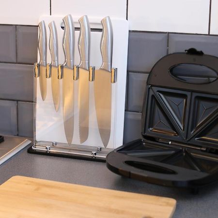 Three Bedroom Townhouse - Free Local Parking - By Property Promise 카디프 외부 사진